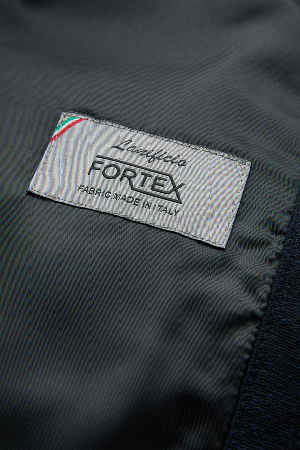 네이비 울 자카드 재킷은 가을과 겨울, 두 계절에 걸쳐 활용하기 좋은 남성용 점퍼입니다. 베이직하면서도 캐주얼한 스타일로, 출근룩과 데이트룩 등 다양한 TPO에 적합합니다. 고급스러운 울, 면, 폴리에스테르, 나일론 혼방 소재로 제작되어 두꺼운 두께감과 넉넉한 오버핏으로 편안한 착용감을 선사합니다. 자카드 패턴이 은은하게 돋보이며, 시보리 디테일과 YKK 2-Way 지퍼를 사용하여 실용성까지 더했습니다. 캐주얼, 클래식, 미니멀 스타일을 즐기는 남성분들께 추천합니다.
