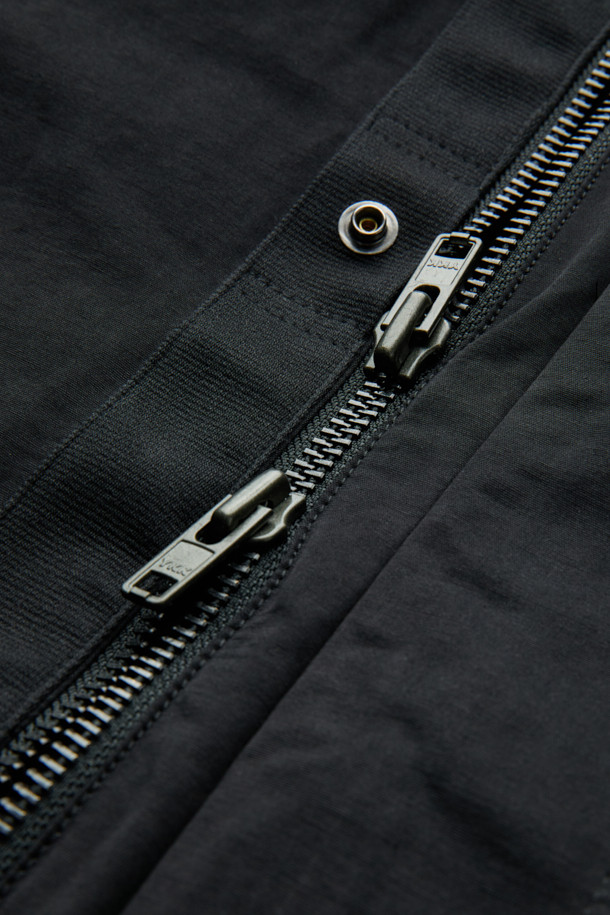 블랙 후드 라이너 필드 재킷은 남성용 점퍼로, 가을과 겨울에 착용하기 좋은 캐주얼 스타일의 아우터입니다. 무지 패턴의 블랙 컬러에 오버핏으로 디자인되었으며, 두꺼운 두께감으로 따뜻함을 더했습니다. 코튼, 폴리에스테르, 나일론 혼방 소재로 제작되었으며, 탈부착 가능한 다운 라이너가 내장되어 있어 보온성을 높였습니다. 허리 스트링과 YKK 2-Way 지퍼 디테일로 실용성을 더했으며, 긴소매와 후드 디자인으로 편안한 착용감을 제공합니다. 안감은 나일론 소재를 사용했습니다.
