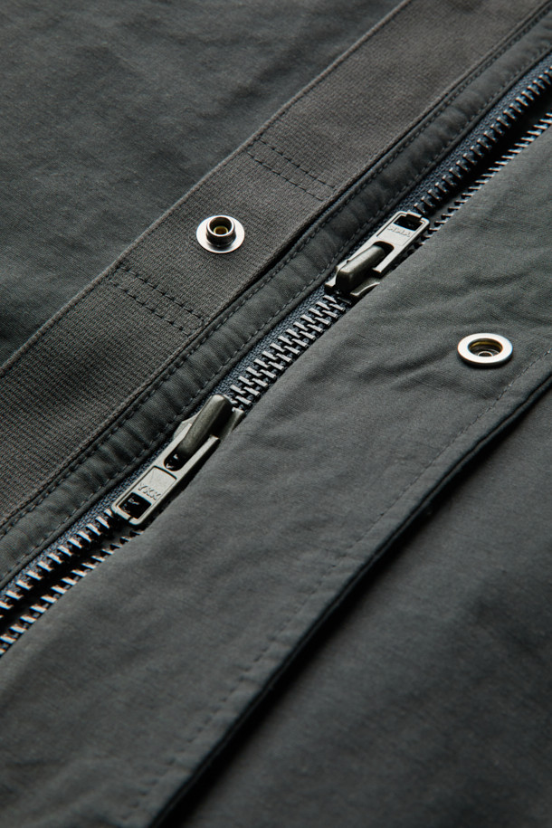 다크 그레이 컬러의 Grey Hood Liner Field Coat (그레이 후드 라이너 필드 코트)입니다. 코튼, 폴리에스테르, 나일론 혼방의 겉감과 두꺼운 두께감으로 겨울철 보온성을 높였습니다. 탈부착 가능한 다운 라이너가 포함되어 있어, 더욱 따뜻하게 착용할 수 있습니다. 허리 스트링과 YKK 2-Way 지퍼, 후드 디자인으로 캐주얼하고 미니멀한 스타일을 연출합니다. 출근룩은 물론, 일상에서도 베이직하게 활용하기 좋은 오버핏 점퍼입니다.
