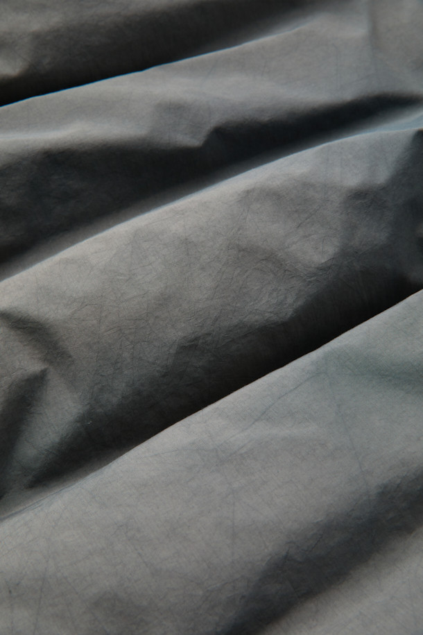 리버시블 다운 재킷은 겨울철 일상과 여행룩에 모두 활용하기 좋은 남성용 아우터입니다. 블랙 컬러의 무지 디자인으로, 캐주얼, 미니멀, 클래식 스타일을 즐겨 입는 분들께 추천합니다. 구스다운 80:20 충전재를 사용하여 보온성을 높였으며, YKK 2-Way 지퍼와 빈티지 워싱 디테일로 고급스러움을 더했습니다. 두꺼운 두께감의 오버핏으로 편안한 착용감을 선사하며, 필요에 따라 양면을 활용할 수 있어 실용적입니다. 긴 소매 기장의 레귤러 기장으로, 어떤 스타일에도 자연스럽게 매치됩니다.
