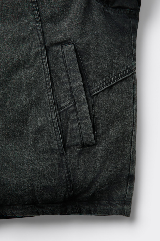 그레이 데님 다잉 후드 다운 재킷은 남성용 겨울 아우터입니다. 캐주얼 및 빈티지 스타일을 결합하여 독특한 분위기를 연출하며, 오버핏의 넉넉한 핏으로 편안함을 더했습니다. 무지 패턴의 데님 소재에 구스다운 80:20 충전재를 사용하여 보온성을 높였으며, 빈티지한 촉감이 특징입니다. YKK 2-Way 지퍼와 파이핑 라인 디테일로 디자인의 완성도를 높였으며, 두꺼운 두께감으로 추운 날씨에도 따뜻하게 착용할 수 있습니다.
