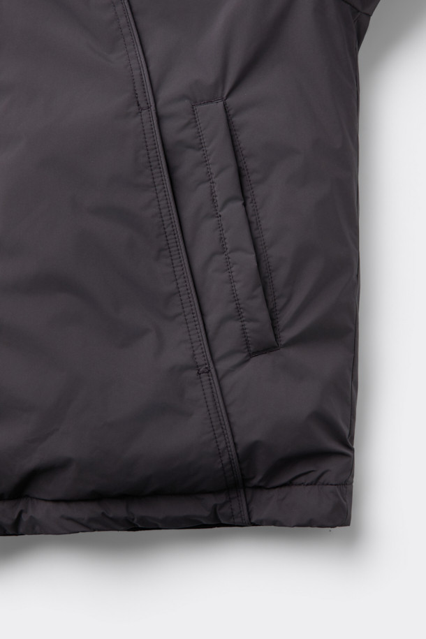 와인 컬러의 Wine Light Fabric 후드 다운 재킷은 겨울철 일상룩과 출근룩에 모두 잘 어울리는 남성용 아우터입니다. 미니멀한 스타일을 추구하는 남성분들을 위한 오버핏 디자인으로, 부드러운 촉감의 폴리에스터 소재와 두꺼운 두께감으로 따뜻함을 선사합니다. 구스다운 80:20 충전재를 사용하여 보온성을 높였으며, ITALY LIMONTA 초경량 소재로 제작되어 가볍고 편안한 착용감을 제공합니다. YKK 2-Way 지퍼 디테일로 실용성을 더했으며, 레귤러 기장의 후드 디자인으로 캐주얼하면서도 클래식한 분위기를 연출합니다.
