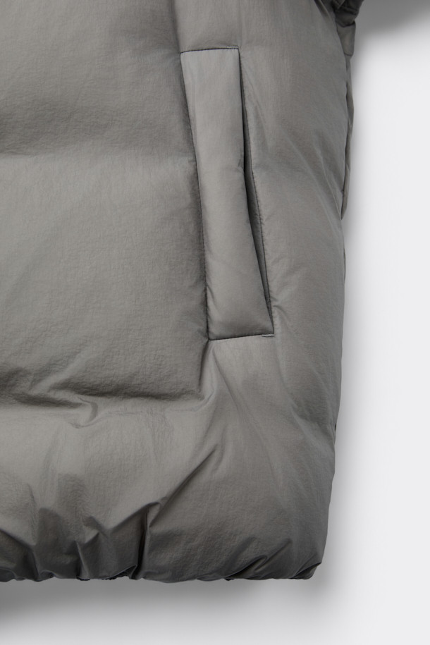 그레이 미들 후드 다운 재킷은 남성용 아우터로, 겨울철 캐주얼 스타일을 연출하기에 적합합니다. 무지 디자인에 오버핏으로 제작되어 편안한 착용감을 선사하며, 출근룩 및 캠핑룩 등 다양한 TPO에 활용할 수 있습니다. 80:20 구스다운 충전재와 두꺼운 두께감으로 뛰어난 보온성을 자랑하며, 벨크로 탈부착 후드, YKK 2-Way 지퍼, 초경량 소재 등 실용적인 기능성을 갖추었습니다. 시티보이, 미니멀 스타일을 선호하는 남성에게 추천하는 필수 아이템입니다.
