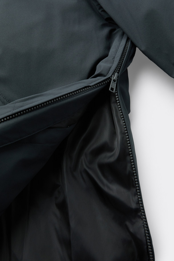 세련된 그레이 롱 다운 재킷입니다. 겨울철 추위를 완벽하게 막아줄 두꺼운 두께감과 오버핏 디자인으로 편안한 착용감을 선사합니다. 미니멀하고 베이직한 스타일로, 출근룩을 포함한 다양한 일상 패션에 활용하기 좋습니다. 80:20 구스다운 충전재와 YKK 2-Way 지퍼, 사이드 지퍼 슬릿, 히든 포켓 디테일로 기능성과 디자인을 모두 갖췄습니다. 폴리에스테르 소재로 제작되어 관리가 용이하며, 긴 소매 기장으로 보온성을 높였습니다.
