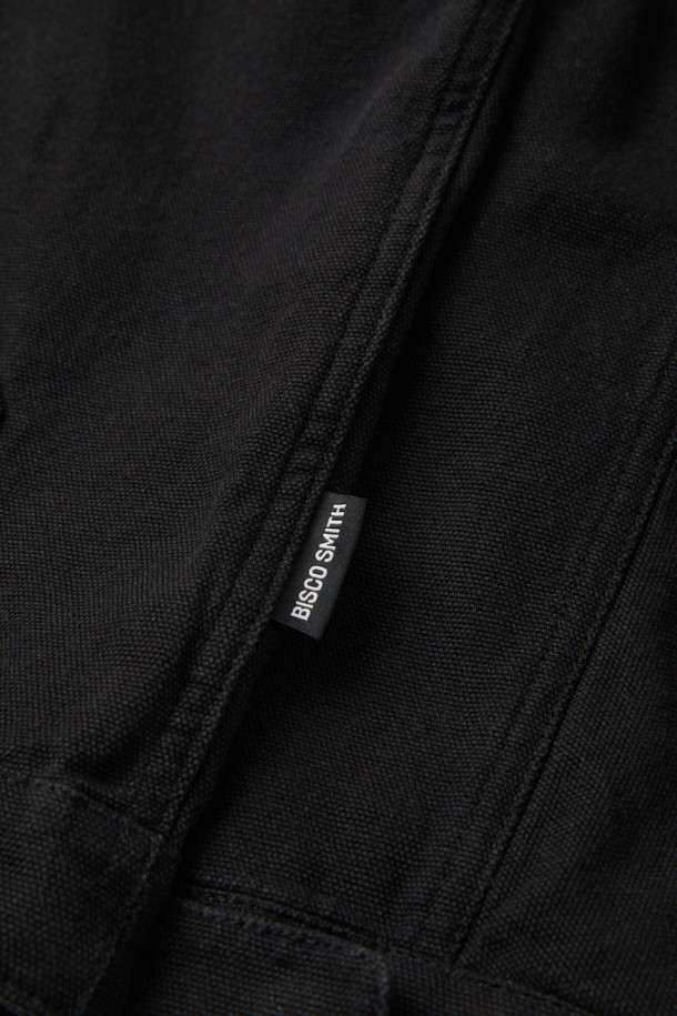 **[BISCO SMITH] 블랙 코튼 후드 집업 재킷**

[BISCO SMITH] 블랙 코튼 후드 집업 재킷은 봄, 가을 간절기에 적합한 아우터입니다. 캐주얼, 스트릿 스타일을 넘나드는 디자인으로, 릴랙스 핏의 크롭 기장이 특징입니다. 면 소재로 제작되어 두꺼운 두께감을 자랑하며, YKK 2-Way 지퍼, 후드 및 밑단 스트링, 전면 포켓 등 실용적인 디테일이 돋보입니다. 'AsAbove' 작품 자수 디테일이 돋보이는 이 재킷은 동네 마실룩, 캠핑룩 등 다양한 TPO에 활용하기 좋습니다.
