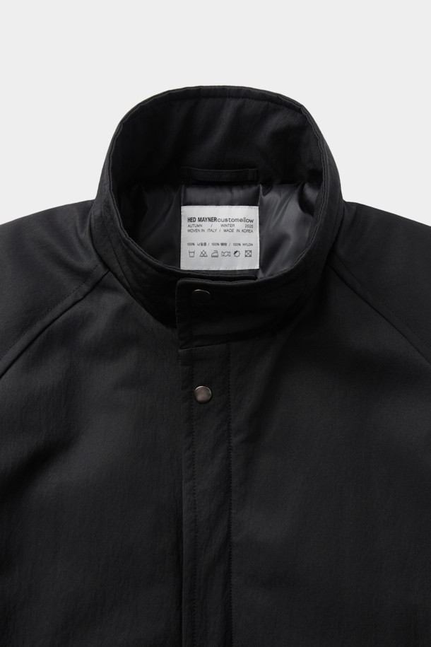 [HED MAYNER] 블랙 오버사이즈 핏 패딩 파카는 겨울철 일상과 출근룩에 모두 잘 어울리는 남성용 점퍼입니다. 부드러운 나일론 소재와 두꺼운 두께감으로 보온성을 높였으며, 오버핏 디자인과 라운드 숄더, 소매 스트랩 디테일이 특징입니다. 퀼팅 안감과 내외부 포켓 구성으로 실용성을 더했으며, 지퍼 여밈 방식으로 간편하게 착용할 수 있습니다. 미니멀하고 시크한 스타일을 연출하기에 좋으며, 다양한 룩에 활용하기 용이합니다.
