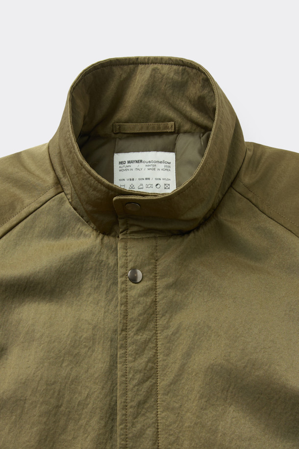 [HED MAYNER] 골드 오버사이즈 핏 패딩 파카는 겨울철 일상과 출근룩에 모두 잘 어울리는 남성용 아우터입니다. 모던한 무드의 무지 디자인에 오버핏으로 제작되어 편안하면서도 세련된 스타일을 연출합니다. 두꺼운 두께감의 나일론 소재와 퀼팅 안감으로 보온성을 높였으며, 구조적인 패턴과 소매 스트랩 디테일이 특징입니다. 집업 스타일로 간편하게 착용 가능하며, 내부 및 외부 포켓과 포켓 하단 포인트 라벨이 실용성을 더합니다. 미니멀, 클래식, 시크한 스타일을 즐기는 분들께 추천하는 패딩입니다.
