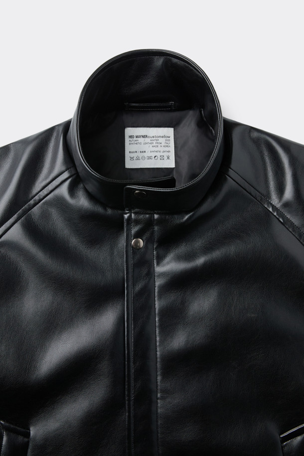 HED MAYNER (헤드 메이너)의 블랙 페이크 레더 패디드 파카는 겨울철 일상에서 모던하고 미니멀한 스타일을 연출하기에 완벽한 아우터입니다. 부드러운 합성 가죽 소재에 넉넉한 오버핏 실루엣으로 편안한 착용감을 선사하며, 퀼팅 안감과 두꺼운 두께로 뛰어난 보온성을 제공합니다. 라운드 숄더, 소매 스트랩, 내/외부 포켓, YKK 2-Way 지퍼, 은은한 광택감 등의 디테일이 돋보이며, 긴 소매 기장으로 세련된 분위기를 더합니다. 시크하고 캐주얼한 스타일을 즐기는 남성분들께 추천하는 아이템입니다.
