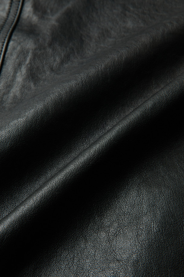 세련된 블랙 컬러의 소가죽 후드 집업 재킷입니다. 캐주얼, 클래식, 미니멀 스타일을 모두 아우르는 디자인으로, 봄, 가을 시즌에 활용하기 좋습니다. 부드러운 촉감과 두꺼운 두께감으로 편안하면서도 고급스러운 착용감을 선사합니다. YKK 지퍼를 사용하여 내구성을 높였으며, 데일리룩부터 모임룩, 출근룩까지 폭넓게 활용 가능합니다. 레귤러 핏으로 제작되어 어떤 체형에도 잘 어울립니다.
