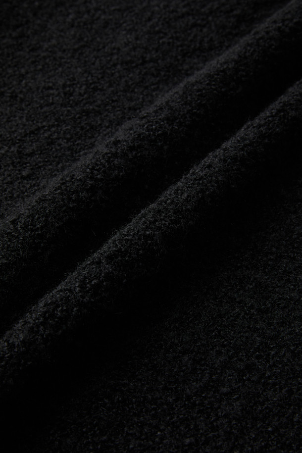 블랙 클라우드 후드 집업 가디건은 가을, 겨울 시즌의 캐주얼 스타일을 위한 남성 의류입니다. 부드러운 촉감의 웨이브 부클사를 사용하여 제작되었으며, 3GG 두께감으로 보온성을 높였습니다. 릴랙스핏으로 편안한 착용감을 제공하며, 캥거루 포켓과 2-Way 집업 디테일로 실용성을 더했습니다. 무지 디자인에 후드 네크라인으로 스포티한 느낌을 더하여 미니멀하고 클래식한 스타일을 연출하기 좋습니다. 폴리에스테르, 나일론, 아크릴, 울, 폴리우레탄 혼방의 고급 소재를 사용하여 제작되었습니다.
