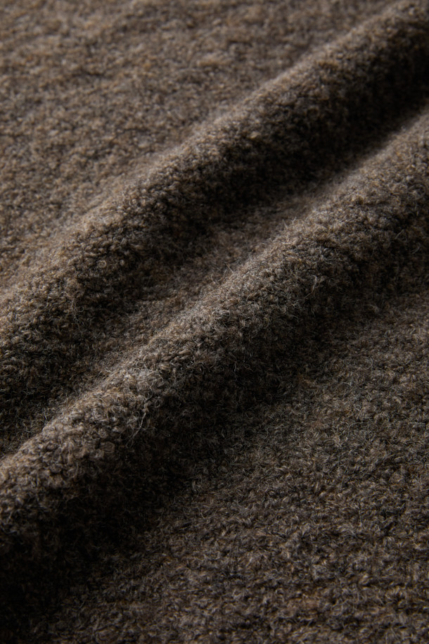 브라운 클라우드 후드 집업 가디건은 가을, 겨울 시즌에 어울리는 남성용 니트/스웨터입니다. 릴랙스핏으로 편안한 착용감을 선사하며, 두꺼운 두께감과 부드러운 촉감의 웨이브 부클사 소재로 제작되어 보온성을 높였습니다. 캥거루 포켓과 2-Way 집업 디테일이 실용성을 더하고, 후드 디자인으로 캐주얼하고 미니멀한 스타일을 연출합니다. 무지 패턴의 브라운 컬러로 다양한 스타일에 매치하기 용이한 데일리 아이템입니다.
