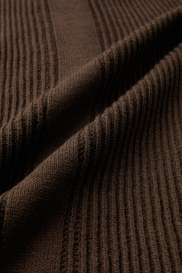 부드러운 촉감의 브라운 터틀넥 집업 베스트입니다. 면 60.2%와 울 39.8% 혼방 소재로 제작되어 간절기에 적합하며, 얇은 두께감으로 편안하게 착용할 수 있습니다. 12GG 골지 패턴으로 베이직한 스타일을 연출하며, 레귤러핏으로 다양한 스타일에 활용할 수 있습니다. 2-Way 지퍼 디테일이 돋보이며, 비즈니스 캐주얼 및 출근룩에 클래식하고 미니멀한 무드를 더해줍니다. 민소매 디자인으로 레이어드하기 좋습니다.
