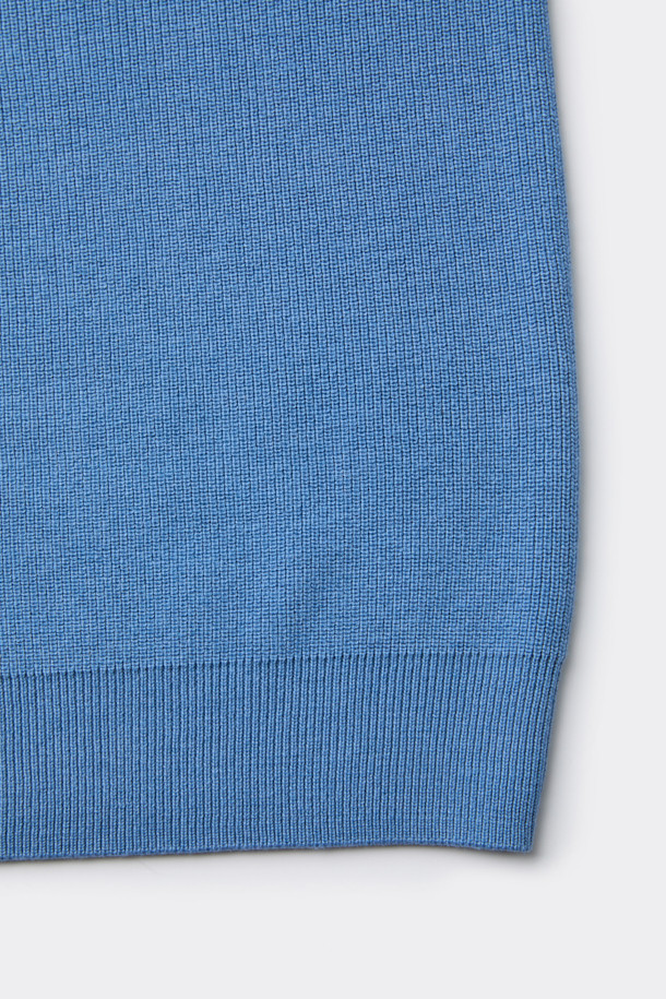 블루 터틀넥 사이드 지퍼 스웨터는 가을과 겨울에 어울리는 남성용 베이직 스타일 니트 스웨터입니다. 울, 코튼, 레이온 혼방 소재로 제작되어 산뜻한 촉감을 선사하며, 14GG 두께로 보온성을 더했습니다. 릴랙스핏으로 편안한 착용감을 제공하며, 사이드 지퍼 디테일이 특징입니다. 출근룩과 비즈니스 캐주얼에 활용하기 좋으며, 클래식, 미니멀, 캐주얼 스타일을 모두 소화할 수 있습니다.
