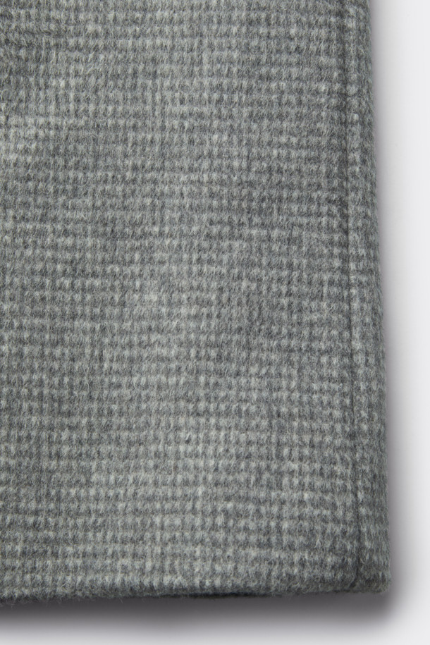 라이트 그레이 컬러의 패턴 발마칸 코트입니다. 울과 폴리에스테르 혼방 소재로 제작되어 가을과 겨울에 따뜻하게 착용할 수 있습니다. 클래식하고 미니멀한 스타일로, 래글런 소매와 레귤러 핏 디자인이 특징입니다. 출근룩, 겨울 데일리룩, 오피스룩 등 다양한 TPO에 활용하여 시크한 스타일을 연출해보세요.
