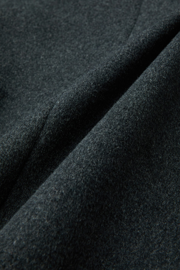 세련된 그레이 컬러의 울 체스터필드 코트입니다. 가을과 겨울, 두 계절에 걸쳐 우아하고 따뜻하게 착용할 수 있습니다. 레귤러 핏에 싱글 버튼 여밈으로 깔끔한 실루엣을 연출하며, 숄더 패드로 클래식한 무드를 더했습니다. 울, 폴리에스터, 캐시미어 등 다양한 소재 혼방으로 제작되어 고급스러운 촉감과 보온성을 제공합니다. 출근룩, 오피스룩은 물론, 겨울철 데일리룩까지 폭넓게 활용 가능한 아이템입니다.
