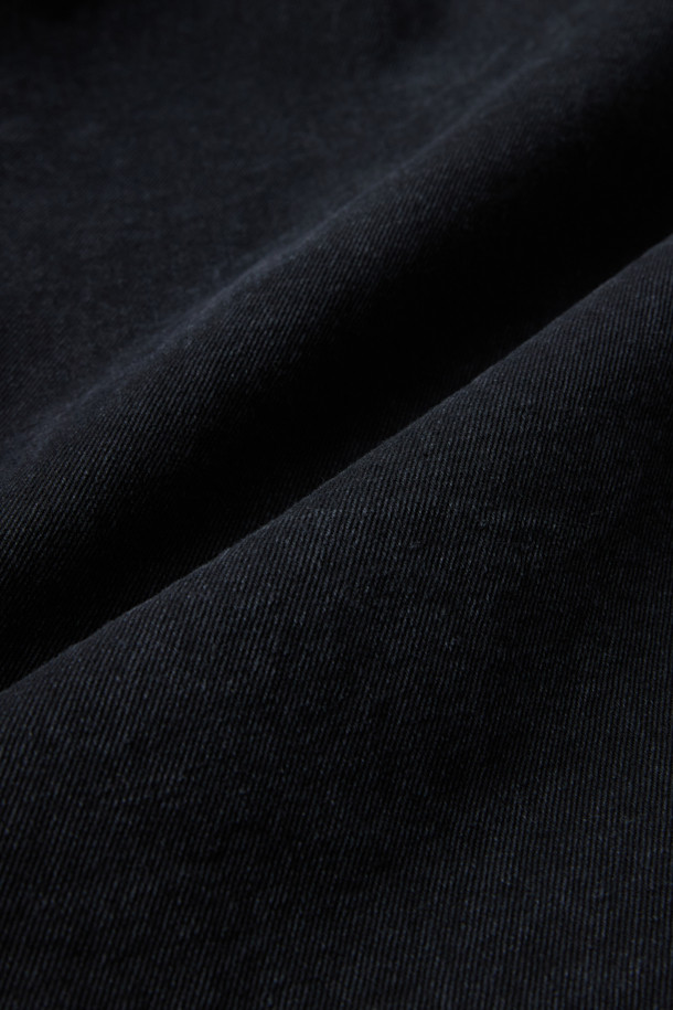 블랙 데님 후드 재킷은 캐주얼한 무드의 후드 자켓입니다. 봄, 가을에 어울리는 릴랙스핏으로 편안하게 착용 가능하며, 데님과 면 혼방 소재로 제작되었습니다. 지퍼 여밈 방식에 스트링 디테일, YKK 2-Way 지퍼로 실용성을 더했습니다. 동네 마실룩, 봄 소풍룩 등 가벼운 외출에 시티보이, 미니멀 스타일로 연출하기 좋습니다. 크롭 기장의 디자인으로 트렌디함을 더했습니다.
