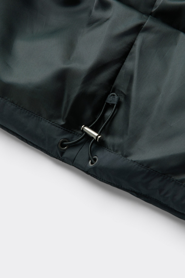 세련된 블랙 후드 숏 다운 재킷입니다. 겨울철 데일리룩에 어울리는 미니멀한 스타일의 이 재킷은 숏패딩 디자인으로 크롭 기장을 자랑합니다. 부드러운 촉감의 폴리에스테르 소재에 구스다운 80:20 충전재를 사용하여 보온성을 높였습니다. 2-Way 지퍼와 히든 여밈 방식으로 깔끔함을 더했으며, 오버핏으로 편안한 착용감을 선사합니다. 경량 소재에 은은한 광택감이 더해져 시크한 매력을 줍니다.
