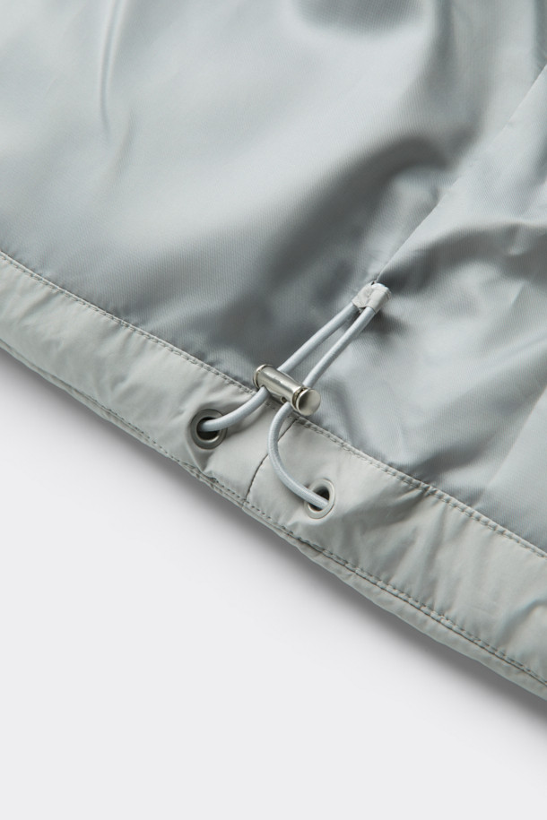 그레이 후드 숏 다운 재킷은 겨울철 데일리룩에 적합한 미니멀하고 캐주얼한 스타일의 아우터입니다. 가볍고 부드러운 폴리에스테르 소재에 80:20 구스다운 충전재를 사용하여 보온성을 높였습니다. 오버핏으로 편안하게 착용 가능하며, 2-Way 지퍼와 히든 여밈 방식으로 깔끔한 디자인을 연출합니다. 숏패딩 기장과 긴소매, 후드 디테일이 특징이며, 은은한 광택감이 고급스러운 느낌을 더합니다. 무지 디자인에 그레이 컬러로 어떤 옷에도 쉽게 매치할 수 있습니다.
