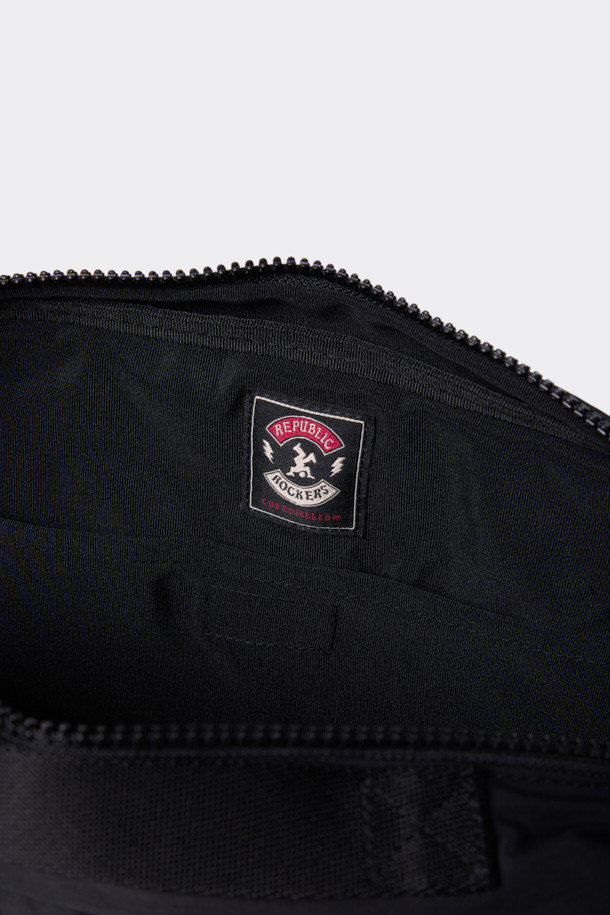 블랙 코튼 크로스백은 면과 나일론 혼방 소재로 제작되어 튼튼하며, 미니멀하고 캐주얼한 스타일을 연출합니다. 사각 형태의 미디엄 사이즈 가방으로, 로고, 리벳, 참 장식이 포인트로 더해져 세련된 느낌을 줍니다. 사이즈 조절이 가능하며, 탈부착 파우치가 있어 실용성을 높였습니다. 출근룩과 비즈니스 캐주얼에 활용하기 좋으며, 시티보이 스타일을 완성하는 데 적합합니다. 일상생활에서 편안하게 사용할 수 있는 아이템입니다.
