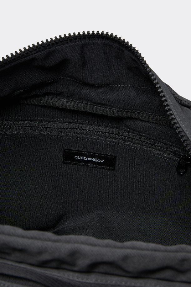 그레이 컬러의 면 소재 보스턴백입니다. 넉넉한 라지 사이즈로 여행룩, 휴가룩, 캠핑룩 등 다양한 TPO에 활용할 수 있습니다. 캐주얼, 미니멀, 시티보이 스타일을 연출하기 좋으며, 무지 디자인에 워싱 디테일이 더해져 빈티지한 멋을 살렸습니다. 쓰리웨이 방식으로 숄더백, 크로스백으로 활용 가능하며, 사이즈 조절이 가능하여 실용적입니다. 미니 파우치가 포함되어 소지품을 더욱 효율적으로 수납할 수 있으며, 포켓이 있어 수납력을 높였습니다.
