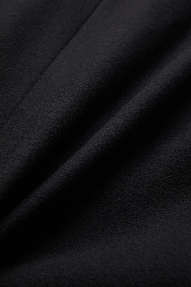 블랙 캐시미어 블렌디드 싱글 코트는 남성 고객을 위한 가을/겨울용 아우터입니다. 울, 캐시미어, 폴리에스테르, 나일론, 레이온, 코튼 등 다양한 소재를 혼방하여 부드러운 촉감과 두꺼운 두께를 자랑합니다. 클래식하고 미니멀한 스타일로, 오피스룩, 비즈니스 캐주얼, 모임룩 등 TPO에 맞춰 시크하게 연출할 수 있습니다. 너치드 라펠, 2버튼, 사이드 다트, 숄더 다트, 어깨 패드, 포켓 스티치 디테일이 돋보이는 레귤러핏 싱글 코트입니다. 긴 소매 기장의 무지 디자인으로 어떤 스타일에도 쉽게 매치할 수 있습니다.
