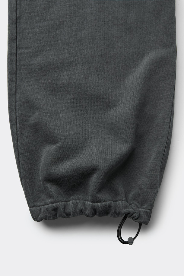 그레이 염색 스웻 팬츠는 편안한 일상 스타일을 위한 완벽한 선택입니다. 피그먼트 다잉 기법으로 제작되어 자연스러운 색감과 탄탄한 촉감을 자랑하며, 와이드핏으로 트렌디한 무드를 연출합니다. 허리 밴딩과 스트링, 밑단 스트링 스토퍼를 통해 편안한 착용감을 제공하며, 포켓 하단 로고 자수가 은은한 포인트를 더합니다. 봄, 가을, 겨울 모두 활용 가능한 긴 기장의 스웻 팬츠는 집콕룩, 산책룩은 물론 미니멀, 시티보이 스타일까지 소화 가능한 활용도 높은 아이템입니다. 후면 벨트고리에는 시그니처 스트링 디테일이 더해져 더욱 스타일리시하게 연출할 수 있습니다.
