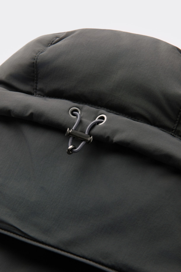 브라운 후디 다운 푸퍼 재킷은 겨울철 일상에서 캐주얼하고 미니멀한 스타일을 연출하기에 좋은 아우터입니다. 넉넉한 오버핏으로 편안함을 강조하며, 후드와 이중넥, 이중 플라켓, 2-WAY 지퍼 등의 디테일이 돋보입니다. 무지 디자인에 나일론과 구스다운 소재를 사용하여 보온성을 높였으며, 두꺼운 두께감으로 추운 날씨에도 따뜻하게 착용할 수 있습니다. 밑단 스트링과 히든 포켓은 실용성을 더해주며, 긴 소매 기장으로 더욱 포근한 느낌을 줍니다.
