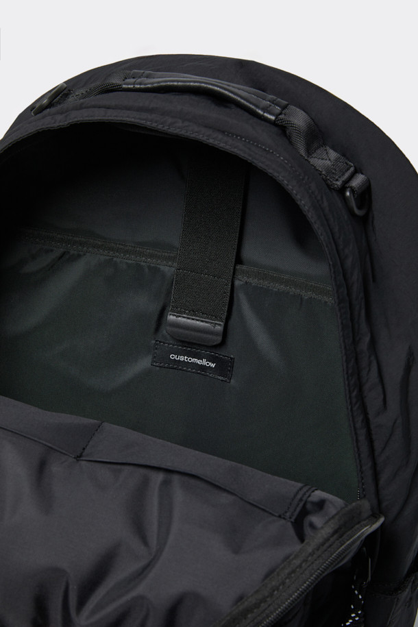 블랙 나일론 백팩은 남성을 위한 미니멀, 캐주얼, 시티보이 스타일의 가방입니다. 튼튼한 나일론 소재로 제작되어 생활 방수 기능과 뛰어난 내구성을 자랑하며, 사각 형태에 로고 디자인으로 포인트를 더했습니다. 내부에는 노트북 수납 공간이, 외부에는 전면 2단 오픈 포켓, 전면 포켓, 사이드 포켓이 있어 수납력을 높였습니다. 지퍼와 벨크로형 잠금 방식으로 내용물을 안전하게 보호하며, 조절 가능한 숄더 스트랩과 상단 핸들로 편안한 착용감을 제공합니다. 출근룩, 여행룩, 워크샵룩 등 다양한 TPO에 활용하기 좋습니다.
