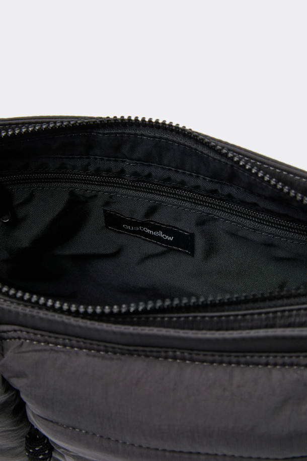 그레이 나일론 크로스백은 남성 고객을 위해 디자인된 미니멀하고 캐주얼한 스타일의 가방입니다. 생활 방수 기능과 경량성을 갖춰 출근룩, 여행룩, 동네 마실룩 등 다양한 TPO에 활용하기 좋습니다. 사각형 모양에 로고 디자인 장식이 더해졌으며, 내구성이 뛰어나고 컴팩트한 사이즈로 제작되었습니다. 내부에는 다양한 포켓이 있어 수납력을 높였으며, 길이 조절이 가능한 스트랩과 패디드 처리로 편안한 착용감을 제공합니다.
