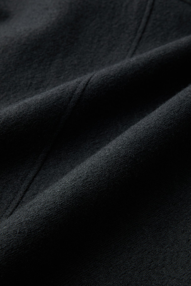 블랙 울 린넨 발마칸 코트는 남성용 아우터로, 가을과 겨울에 착용하기 좋습니다. 미니멀하고 클래식한 스타일을 추구하는 분들께 적합하며, 출근룩, 비즈니스 캐주얼, 모임룩 등 다양한 TPO에 활용할 수 있습니다. 롱 기장의 레귤러핏 발마칸 코트로, 히든 여밈 방식과 래글런 소매, 사이드 벤트 디테일이 특징입니다. 울과 린넨 혼방 소재로 제작되어 두꺼운 두께감을 자랑하며, 시크한 무드를 연출합니다.
