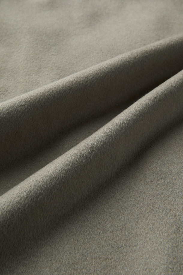 베이지 컬러의 캐시미어 블렌디드 발마칸 코트입니다. 울, 캐시미어, 폴리에스터, 나일론, 레이온, 아크릴, 코튼 등 다양한 소재를 혼방하여 부드러운 촉감과 두꺼운 두께감을 선사합니다. 클래식하고 미니멀한 스타일로, 백 돌먼 소매 디자인과 핸드메이드 공법 봉제가 특징입니다. 레귤러 핏에 싱글 버튼 여밈 방식이며, 가을과 겨울에 출근룩, 비즈니스 캐주얼, 모임룩 등 다양한 TPO에 활용하기 좋습니다. 시크한 매력을 더해주는 베이직한 디자인의 남성용 발마칸 코트입니다.
