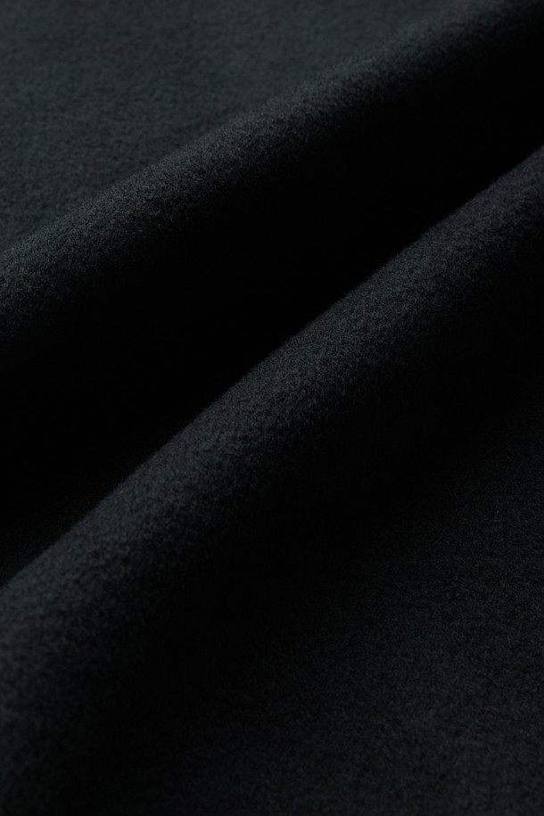 블랙 캐시미어 블렌디드 발마칸 코트는 남성용 아우터로, 가을과 겨울에 착용하기 좋습니다. 부드러운 촉감의 울, 캐시미어 혼방 소재로 제작되어 일상, 출근룩, 비즈니스 캐주얼, 모임룩 등 다양한 TPO에 활용 가능합니다. 클래식, 미니멀, 시크 스타일을 연출하기 좋으며, 레귤러 핏과 긴 소매 기장이 특징입니다. 백 돌먼 소매 디자인과 핸드메이드 공법 봉제로 완성되어 고급스러움을 더합니다. 싱글 버튼 여밈 방식의 두꺼운 발마칸 코트로, 따뜻함과 스타일을 동시에 잡을 수 있습니다.
