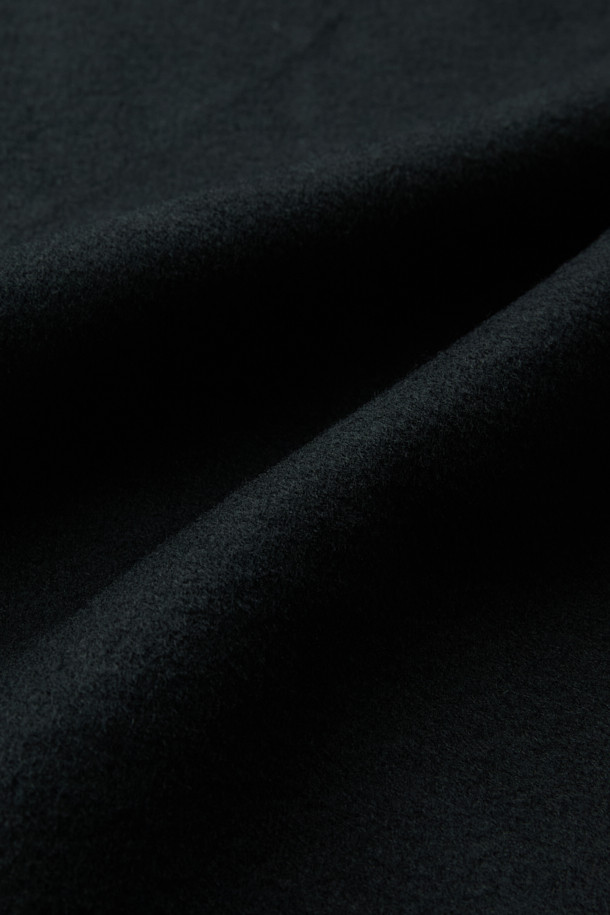 블랙 캐시미어 블렌디드 오버사이즈 핏 발마칸 코트는 미니멀하고 클래식한 스타일을 추구하는 남성분들을 위한 아우터입니다. 울, 캐시미어, 폴리에스테르 등 다양한 소재를 혼방하여 부드러운 촉감과 보온성을 동시에 잡았습니다. 래글런 소매 디자인으로 활동성을 높였으며, 히든 버튼 여밈 방식으로 깔끔한 실루엣을 연출합니다. 롱 기장과 오버핏으로 트렌디함을 더했으며, 가을, 겨울철 출근룩, 오피스룩, 모임룩 등 다양한 TPO에 활용 가능합니다. 시크하고 세련된 블랙 컬러의 발마칸 코트로 당신의 스타일을 완성해보세요.
