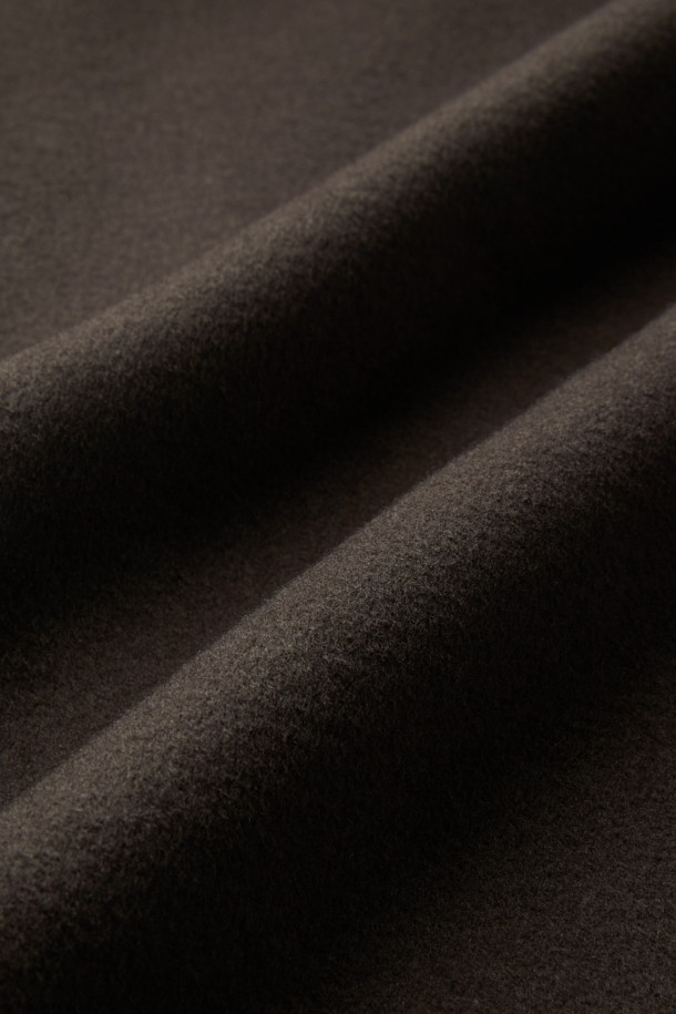 부드러운 캐시미어 블렌딩 소재의 브라운 발마칸 코트입니다. 오버핏으로 제작되어 편안하면서도 세련된 실루엣을 연출하며, 가을과 겨울에 따뜻하게 착용하기 좋습니다. 히든 버튼 여밈 방식과 래글런 소매 디테일이 특징이며, 클래식하고 미니멀한 디자인으로 다양한 스타일을 소화할 수 있습니다. 출근룩, 비즈니스 캐주얼, 모임룩 등 TPO에 구애받지 않고 시크하게 연출해보세요. 울, 캐시미어, 폴리에스테르, 앙고라 혼방으로 부드러운 촉감과 보온성을 제공합니다.
