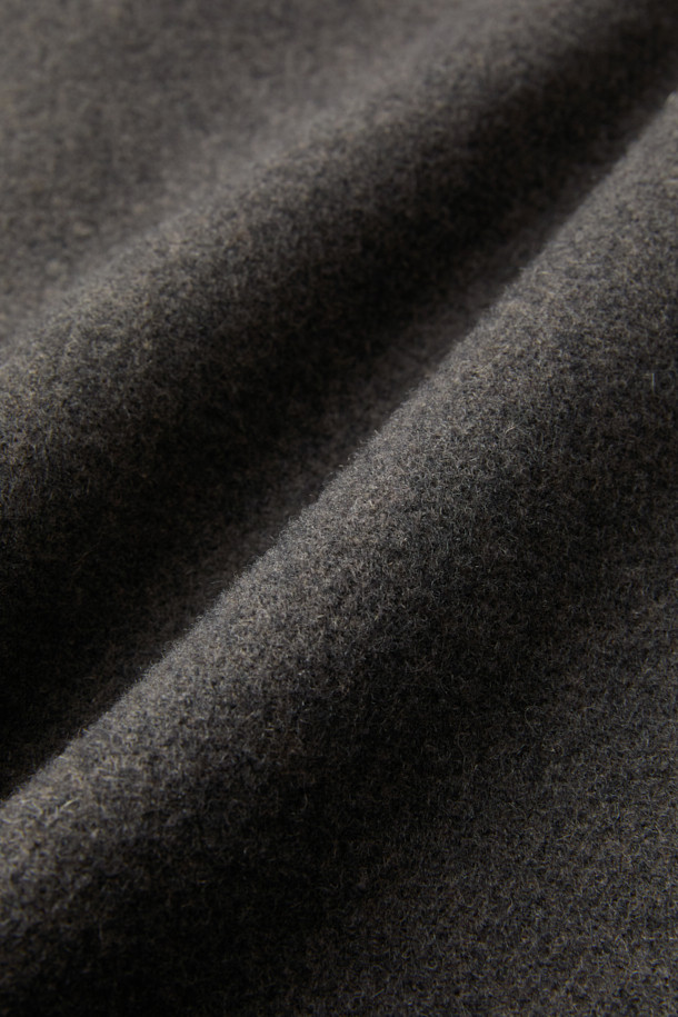 **브라운 울 하이넥 코트**

부드러운 멜란지 브라운 컬러의 남성용 울 하이넥 코트입니다. 가을과 겨울, 쌀쌀한 날씨에 따뜻하게 착용할 수 있는 두꺼운 두께감의 롱 코트입니다. 미니멀하고 베이직한 디자인으로, 출근룩, 비즈니스 캐주얼, 모임룩 등 다양한 TPO에 활용 가능합니다. 래글런 소매 디테일이 돋보이며, 레귤러핏으로 제작되어 편안한 착용감을 선사합니다. 싱글 버튼 여밈 방식으로 클래식, 미니멀, 시크 스타일을 연출하기 좋습니다.
