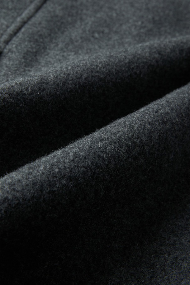 멜란지 그레이 컬러의 남성용 하이넥 코트입니다. 울과 나일론 혼방 소재로 제작되어 가을, 겨울 시즌에 적합하며, 두꺼운 두께감으로 보온성을 높였습니다. 래글런 소매 디테일이 돋보이는 레귤러핏 코트로, 버튼 여밈 방식과 무지 디자인으로 베이직하면서도 미니멀한 스타일을 연출합니다. 출근룩, 비즈니스 캐주얼, 모임룩 등 다양한 TPO에 활용 가능하며, 클래식, 미니멀, 시크한 스타일을 완성합니다.
