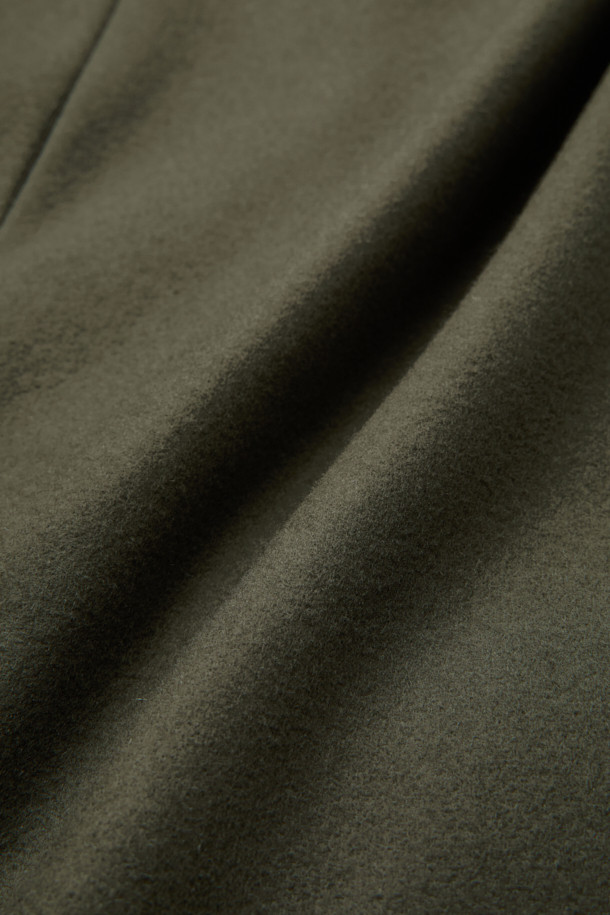 베이지 색상의 오버핏 피크드 라펠 코트입니다. 울, 나일론, 캐시미어 혼방 소재로 제작되어 가을, 겨울 시즌에 따뜻하게 착용할 수 있습니다. 미니멀하고 클래식한 스타일로, 출근룩, 오피스룩, 모임룩 등 다양한 TPO에 활용 가능합니다. 싱글 버튼 여밈 방식으로 깔끔하며, 롱 기장과 오버핏 실루엣이 시크한 분위기를 연출합니다. 무지 디자인으로 어떤 옷에도 쉽게 매치할 수 있는 데일리 코트입니다.
