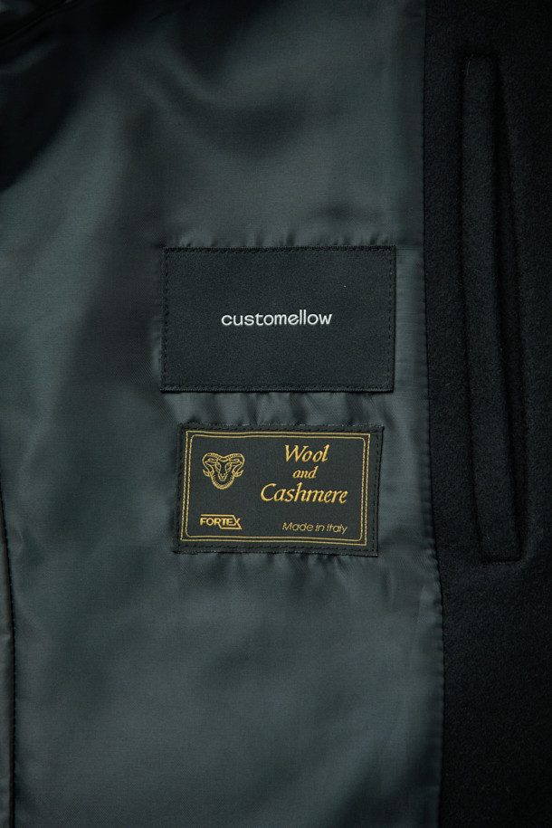 남성용 블랙 오버사이즈 핏 노치드 라펠 코트입니다. 가을, 겨울 시즌에 어울리는 두꺼운 두께감으로, 울, 나일론, 캐시미어 혼방 소재로 제작되어 부드러운 촉감과 보온성을 제공합니다. 미니멀, 클래식 스타일을 기반으로 하여 출근룩, 오피스룩, 모임룩 등 다양한 TPO에 활용 가능합니다. 싱글 버튼 여밈 방식과 롱 기장, 긴 소매 디자인으로 시크한 매력을 더하며, 오버핏으로 편안한 착용감을 선사합니다.
