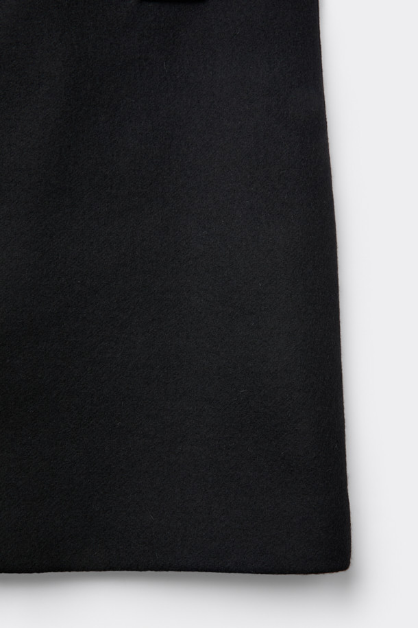 이탈리아 MANTECO 울 소재의 블랙 울 더블 브레스티드 코트입니다. 가을, 겨울 시즌에 어울리는 두꺼운 두께감과 롱 기장으로 클래식하고 미니멀한 스타일을 연출합니다. 더블 버튼 여밈 방식과 오버핏 디자인으로 제작되어 시크한 무드를 더해줍니다. 출근룩, 오피스룩, 모임룩 등 다양한 TPO에 활용 가능하며, 어떤 스타일에도 세련되게 매치할 수 있습니다.
