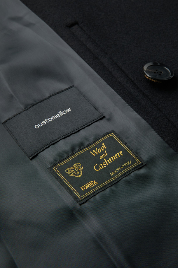 블랙 울 피코트는 클래식과 미니멀 무드를 동시에 연출하는 남성용 아우터입니다. 이탈리아 FORTEX 소재의 고급 울, 나일론, 캐시미어 혼방으로 제작되어 두꺼운 두께감과 매트한 촉감을 자랑합니다. 더블 버튼 여밈과 릴랙스 핏 디자인은 편안하면서도 세련된 스타일을 선사하며, 가을과 겨울철 출근룩, 비즈니스 캐주얼, 모임룩 등 다양한 TPO에 활용 가능합니다. 기본에 충실한 디자인으로 시크한 매력을 더하여 당신의 옷장에 품격을 더해줄 것입니다. 
