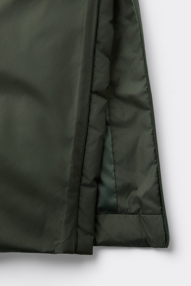 카키 로브 다운 코트는 남성용 겨울 아우터로, 베이직한 스타일에 클래식, 미니멀, 캐주얼 스타일을 모두 아우릅니다. 두꺼운 두께감의 오버핏으로 제작되었으며, 허리 로브 장식으로 포인트를 더했습니다. 80/20 구스다운 충전재와 경량 소재로 제작되어 보온성과 편안함을 동시에 느낄 수 있습니다. 무지 디자인에 긴 소매 기장, 로브 여밈 방식을 갖춘 다운 코트입니다. 폴리에스테르 소재로 제작되었습니다.
