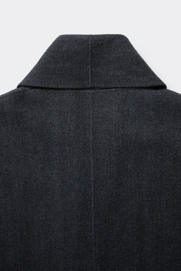 HED MAYNER (헤드 메이너)의 Grey Back Slit Robe Coat (그레이 백 슬릿 로브 코트)는 미니멀한 스타일을 추구하는 당신을 위한 아우터입니다. 가을, 겨울 시즌에 어울리는 롱 기장의 로브 코트로, 이탈리안 울 원단을 사용하여 부드러운 촉감을 선사합니다. 오버핏과 루즈핏으로 편안한 착용감을 강조하며, 후면 넥 슬릿과 벨트 허리 슬릿 구조가 독특한 디자인 포인트를 더합니다. 출근룩, 오피스룩, 모임룩 등 다양한 TPO에 활용 가능한 클래식하고 시크한 아이템입니다.
