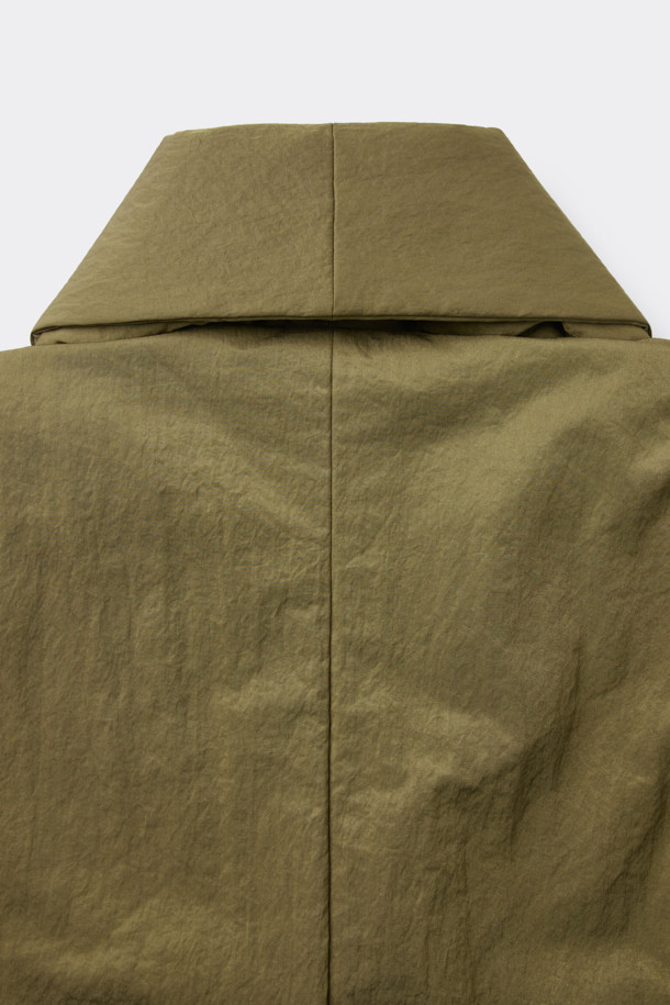 [HED MAYNER] 골드 백 슬릿 로브 코트는 남성용 아우터로, 가을과 겨울에 착용하기 좋습니다. 미니멀하고 모던한 스타일의 이 로브 코트는 부드러운 촉감의 나일론 소재와 넉넉한 오버핏으로 제작되었습니다. 등 부분의 넥 슬릿 디테일과 벨트 허리 슬릿 구조가 특징이며, 내부에는 패딩 안감과 외부 및 내부 포켓이 있어 실용성을 더했습니다. 광택감 있는 골드 컬러는 출근룩이나 모임룩에 시크하고 클래식한 분위기를 연출합니다.
