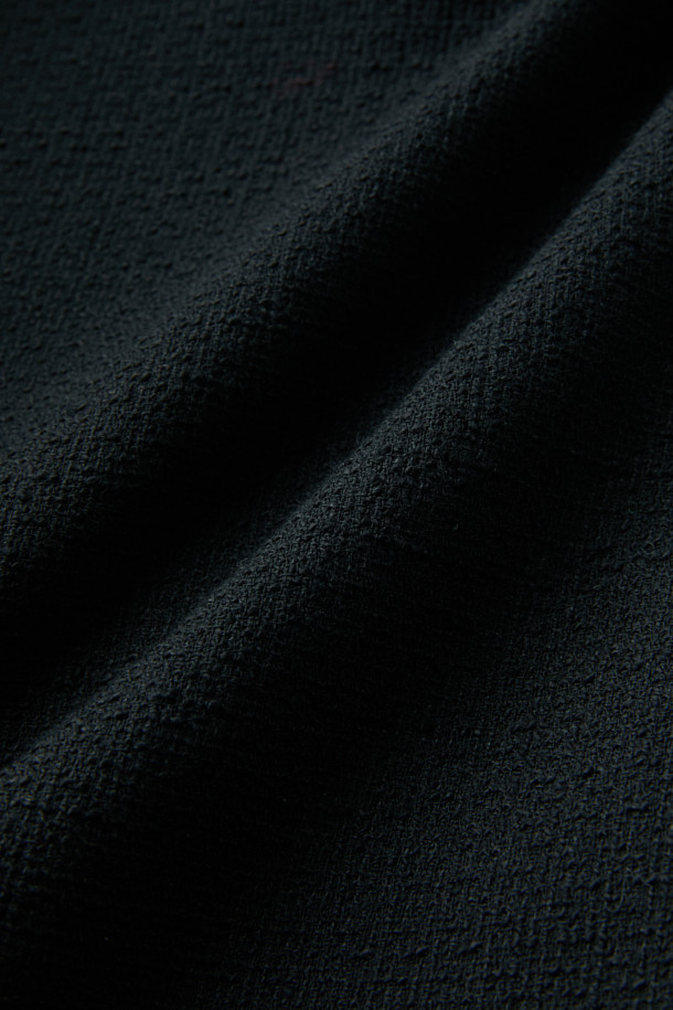 블랙 트위드 지퍼 재킷은 남성용 아우터로, 가을과 겨울에 어울리는 두꺼운 두께감의 자켓입니다. 미니멀하고 클래식한 스타일을 기반으로, YKK 2-Way 지퍼와 사선 절개 디테일이 돋보입니다. 코튼, 울, 아크릴, 나일론 혼방 소재로 제작되어 시크하고 세련된 분위기를 연출합니다. 출근룩과 모임룩 모두 활용 가능하며, 오버핏으로 편안한 착용감을 선사합니다. 긴 소매 기장의 레귤러 기장으로, 다양한 스타일링에 용이합니다.
