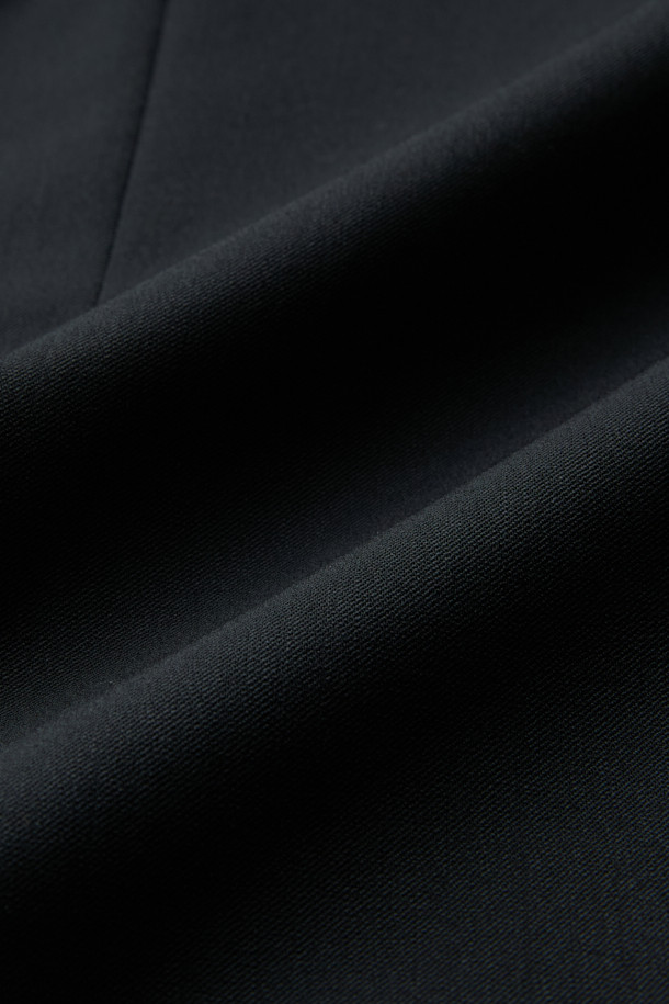 블랙 색상의 릴랙스 핏 울 블렌디드 셋업 재킷입니다. 가을과 겨울에 입기 좋은 두꺼운 두께감으로, 차분하고 시크한 스타일을 연출합니다. 싱글 버튼 디자인과 레귤러 기장으로 클래식하면서도 베이직한 분위기를 강조하며, 셋업으로도 활용 가능합니다. 울과 폴리에스터 혼방 소재로 제작되어 편안한 착용감을 선사합니다. 오피스룩, 비즈니스 캐주얼, 모임룩 등 다양한 TPO에 활용하여 세련된 스타일을 완성해 보세요.
