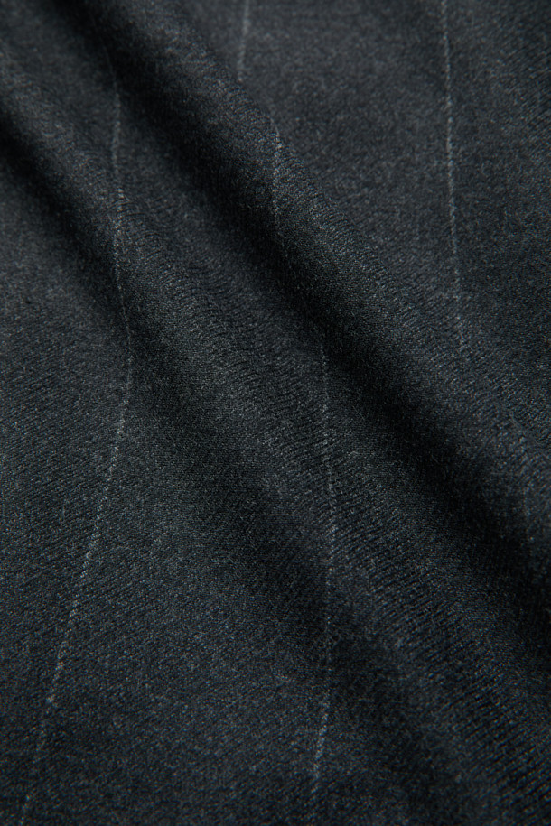 그레이 미드 렝스 스트라이프 셋업 재킷은 남성용 아우터로, 가을과 겨울에 착용하기 좋습니다. 클래식하고 미니멀한 스타일을 추구하는 분들께 적합하며, 오피스룩, 비즈니스 캐주얼, 모임룩 등 다양한 TPO에 활용할 수 있습니다. 릴랙스 핏에 울, 폴리에스테르, 캐시미어, 폴리우레탄 혼방 소재로 제작되어 두께감이 있으며, 허리끈과 벨트 고리로 디테일을 더했습니다. 블레이저 타입의 롱 기장 재킷으로, 세련된 스트라이프 패턴이 특징입니다.
