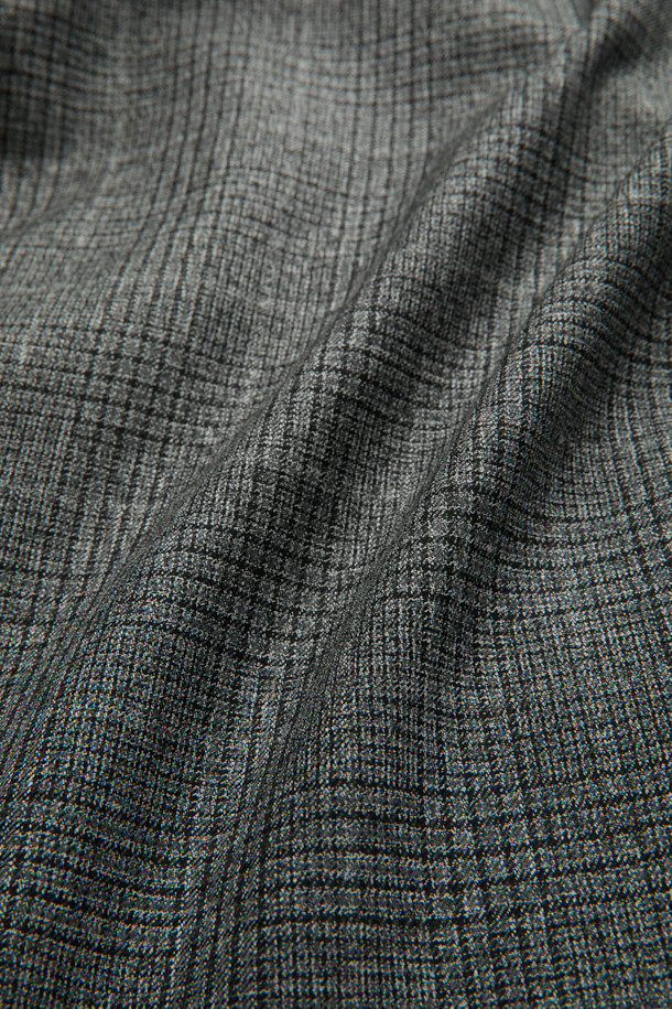 그레이 울 체크 재킷은 남성 고객을 위한 클래식하고 미니멀한 스타일의 아우터입니다. 가을과 겨울에 어울리는 두꺼운 두께감의 울 소재로 제작되었으며, 오버핏 블레이저 디자인에 싱글 버튼 여밈 방식으로 세련된 느낌을 더했습니다. 2mm 어깨 패드와 셋업 라펠 디테일이 특징이며, 체크 패턴이 은은하게 포인트가 됩니다. 오피스룩, 비즈니스 캐주얼, 모임룩 등 다양한 TPO에 적합하며, 시크한 매력을 연출합니다.
