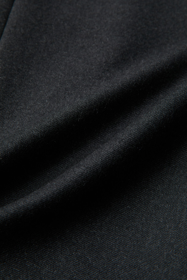 그레이 컬러의 오버사이즈 핏 울 셋업 더블 재킷입니다. 클래식 무드의 무지 디자인으로, 가을과 겨울에 따뜻하게 착용할 수 있습니다. 릴랙스핏과 오버핏으로 편안한 착용감을 선사하며, 피크드 라펠과 더블 버튼, 더블브레스트 디자인이 특징입니다. 오피스룩, 비즈니스 캐주얼, 모임룩 등 다양한 TPO에 활용 가능하며, 미니멀하고 시크한 스타일을 연출하기 좋습니다. 두꺼운 울 소재로 제작되어 보온성이 뛰어나고, 긴 소매 기장으로 안정감을 더합니다.
