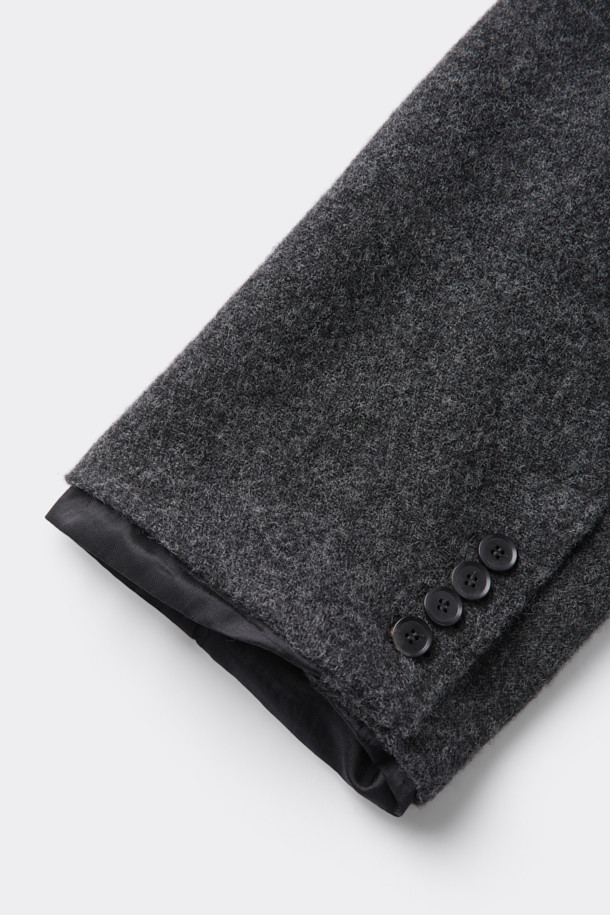HED MAYNER (헤드 메이너)의 Grey Wool Falling Back 재킷은 모던하면서도 클래식한 스타일을 추구하는 남성을 위한 아우터입니다. 릴랙스 핏으로 편안함을 제공하며, 두꺼운 울 소재와 부드러운 촉감으로 가을과 겨울에 따뜻하게 착용할 수 있습니다. 와이드 피크드 라펠, 구조적인 어깨 패드, 후면 드레이프 디자인이 특징이며, 테일러드 코트 타입으로 오피스룩, 비즈니스 캐주얼, 모임룩 등 다양한 TPO에 활용 가능합니다. 내부 포켓과 큐프라 비스코스 혼방 안감으로 실용성과 고급스러움을 더했습니다. 미니멀하고 시크한 스타일을 선호하는 분들께 추천합니다.
