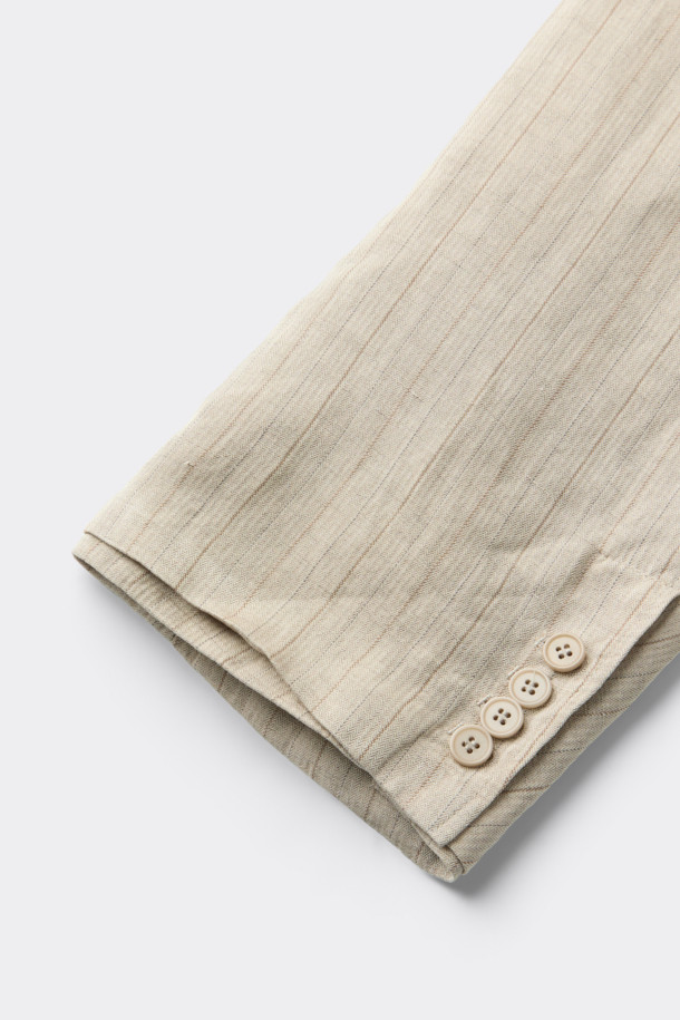 HED MAYNER (헤드 메이너)의 아이보리 린넨 Falling Back 재킷입니다. 부드러운 린넨과 레이온 혼방 소재로 제작되어 봄, 여름 시즌에 적합하며, 릴랙스 핏으로 편안한 착용감을 선사합니다. 와이드 피크드 라펠과 구조적인 어깨 패드가 특징이며, 비대칭 실루엣과 후면 드레이프 디자인으로 모던하고 미니멀한 스타일을 연출합니다. 데이트룩, 오피스룩, 비즈니스 캐주얼 등 다양한 TPO에 시크하게 매치할 수 있는 테일러드 재킷입니다. 안감은 큐프라 비스코스 소재를 사용하여 부드러운 촉감을 더했습니다.
